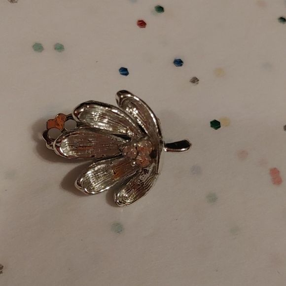 Vintage Leaf Clip On Earrings with jewel in centre - Picture 2 of 3